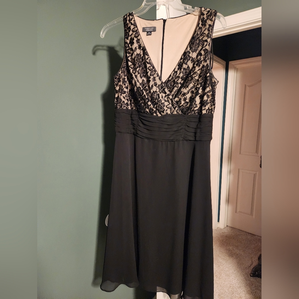 Elegant Black and Gold Sleeveless Midi Cocktail Dress with V-neck